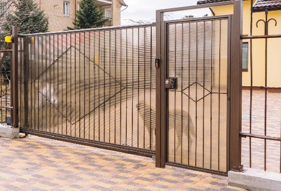 Купить ворота из профлиста с элементами ковки, с металлическими столбами в рамке или под дерево в Солнечногорске от 156435 руб