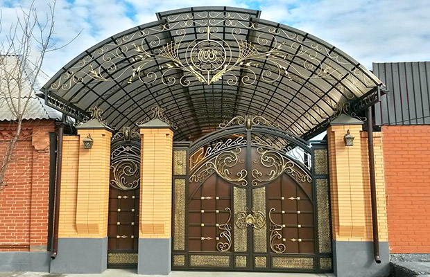 Купить или заказать ворота для дома с навесом - стильные и надежные решения для вашего участка в Солнечногорске от 42394 руб | Титанзабор